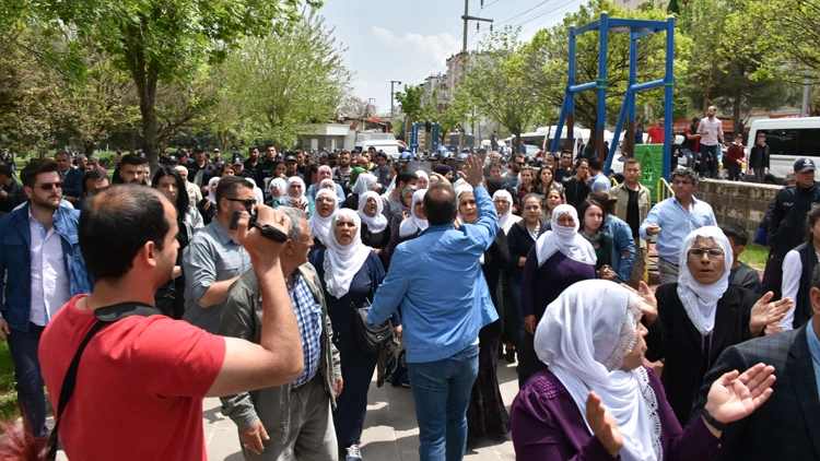 Polisten HDP'li vekile uyarı: 'Bizi annelerle karşı karşıya getirmeyin'